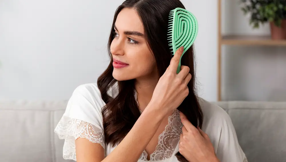 Cepillar con herramientas limpias ayuda a repartir los aceites naturales y mantener el pelo con buen aspecto.
