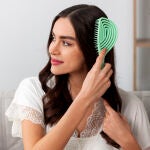 Cepillar con herramientas limpias ayuda a repartir los aceites naturales y mantener el pelo con buen aspecto.