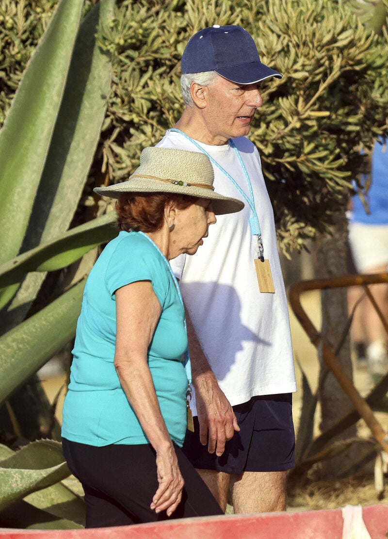Patricia Llosa y su hijo Álvaro paseando por Marbella