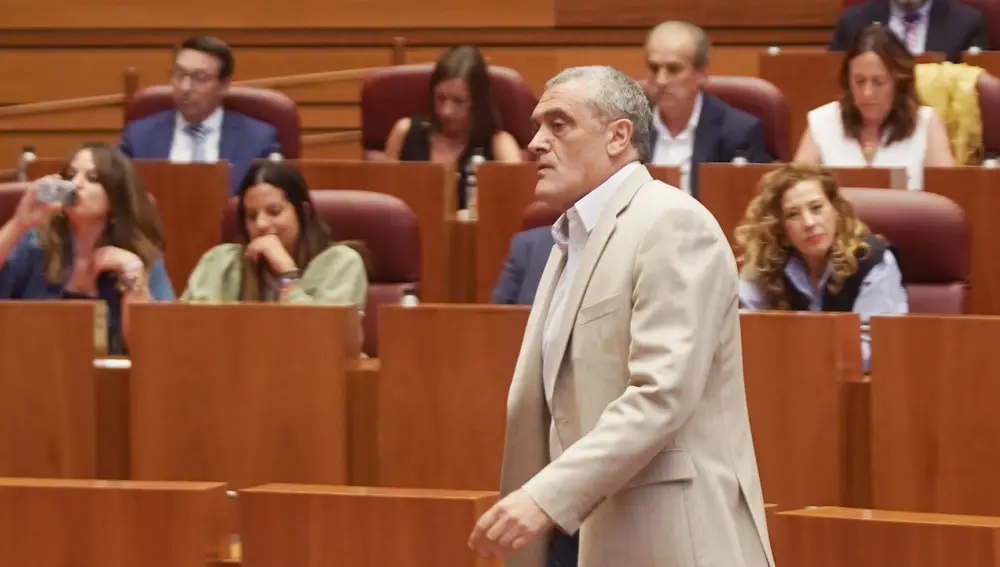 El procurado de Por Ávila, Pedro Pascual, durante el Pleno extraordinario de las Cortes