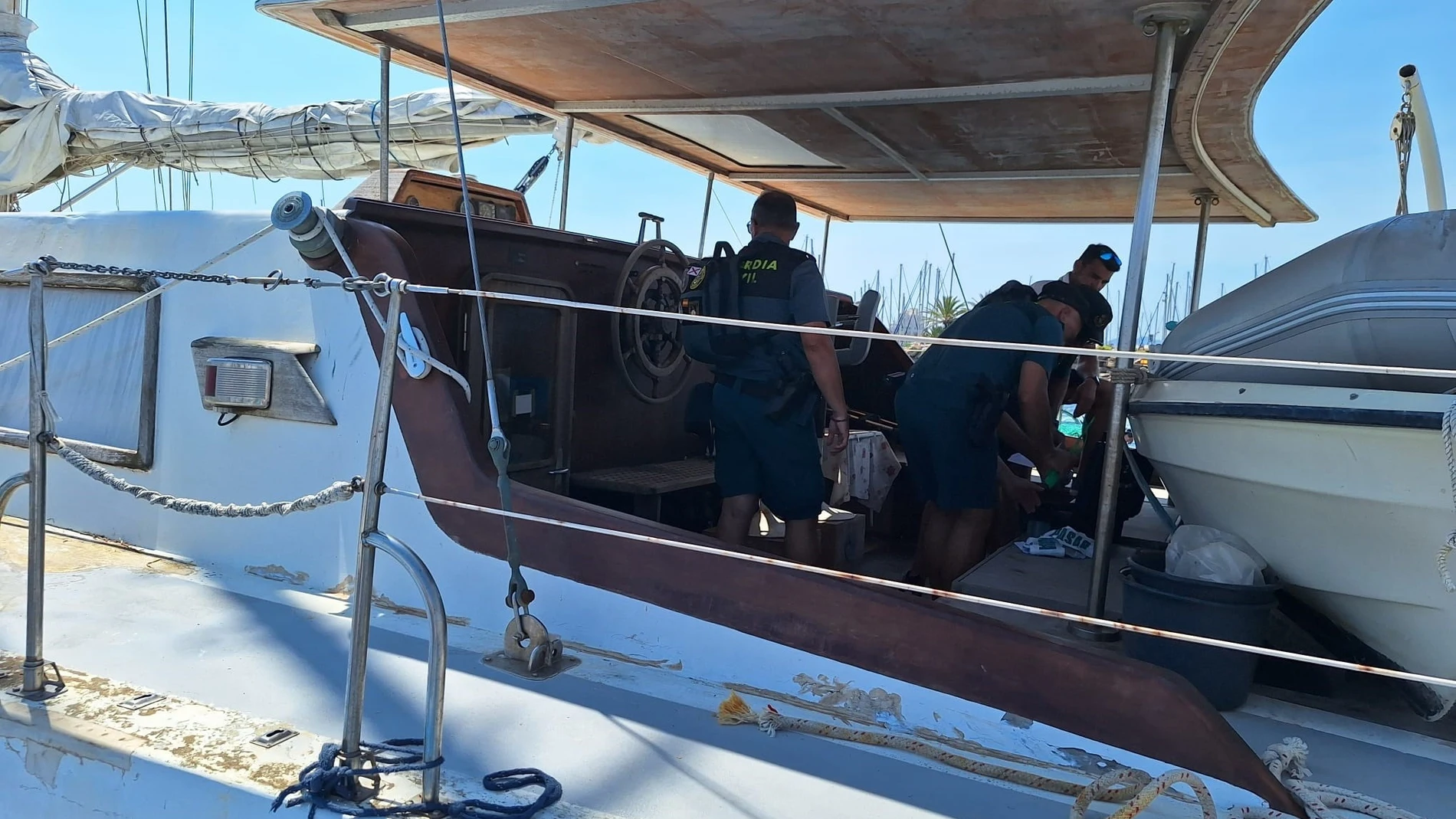 Efectivos de Guardia Civil en un barco en el Mar Menor REMITIDA / HANDOUT por DELEGACIÓN DEL GOBIERNO EN LA REGIÓN DE MURCIA Fotografía remitida a medios de comunicación exclusivamente para ilustrar la noticia a la que hace referencia la imagen, y citando la procedencia de la imagen en la firma 29/08/2025