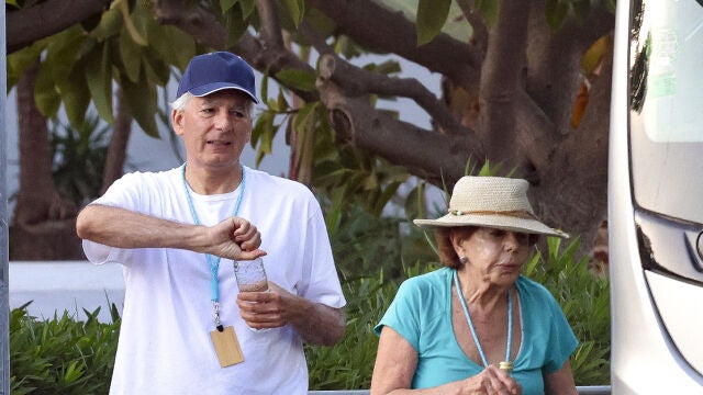 Patricia Llosa y su hijo Álvaro en Marbella