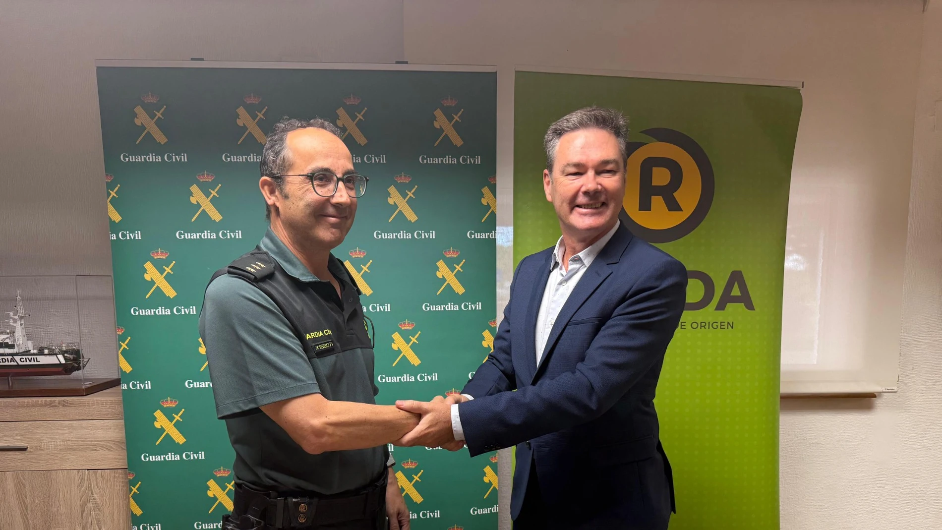 El presidente del C.R.D.O. Rueda, Carlos Yllera, y el coronel Jefe de la Comandancia de la Guardia Civil de Valladolid, Andrés Manuel Velarde, suscriben el acuerdo