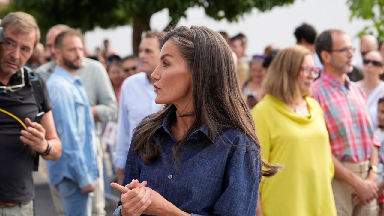 La Reina Letizia concluye la visita a los incendios en Extremadura con uniforme discreto en denim y zapatos clásicos