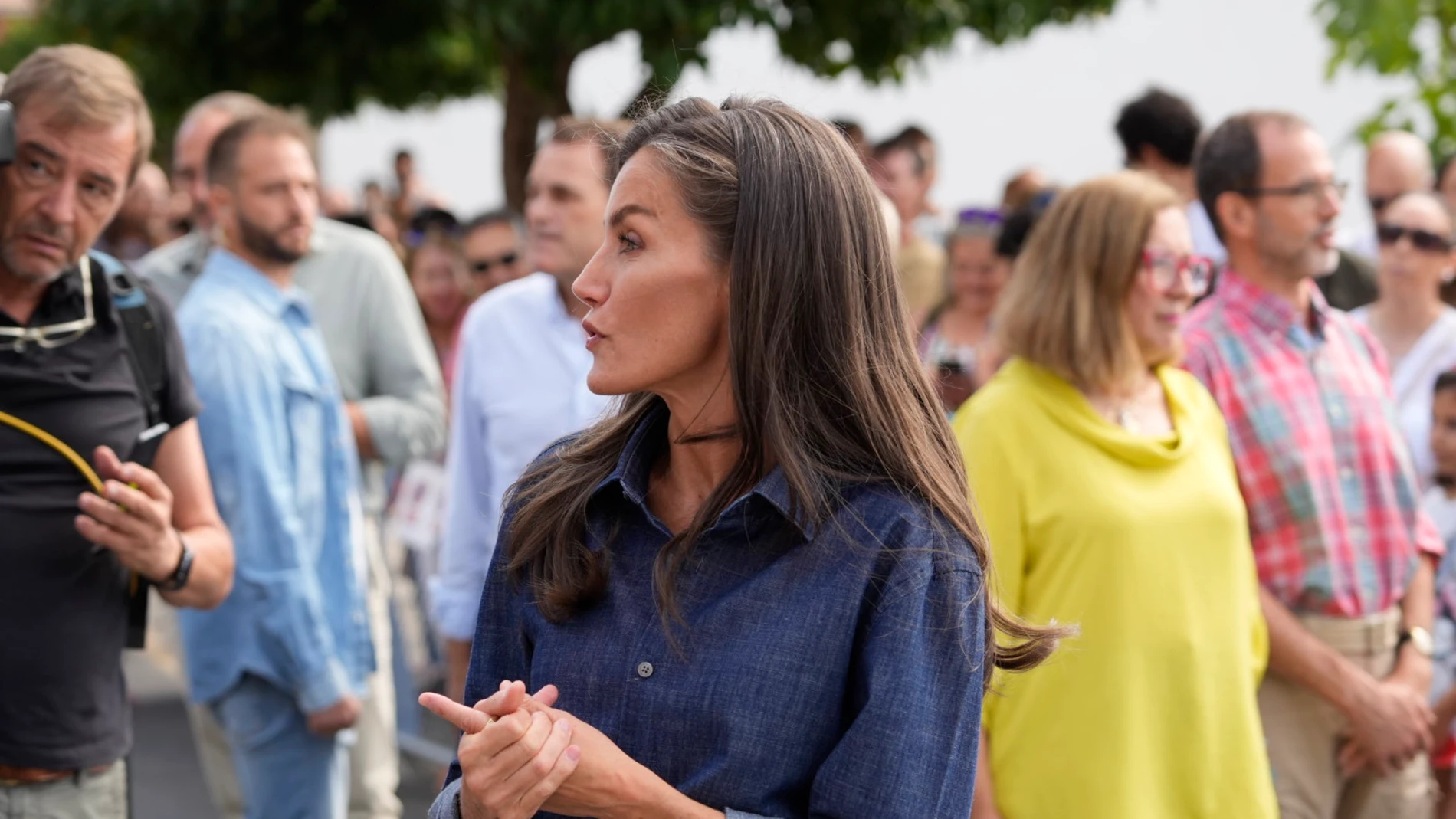 La Reina Letizia durante su visita al valle del Jerte, zona afectada por los incendios, a 29 de agosto de 2025, en Rebollar, Cáceres, Extremadura (España). Durante su visita, han conocido de primera mano los daños sufridos por los incendios de este verano, así como las necesidades de los vecinos afectados. 29 AGOSTO 2025;REYES;REBOLLAR;CABEZABELLOSA;HERVÁS;CÁCERES;EXTREMADURA;INCENDIOS;FELIPE VI;LETIZIA Carlos Criado / Europa Press 29/08/2025