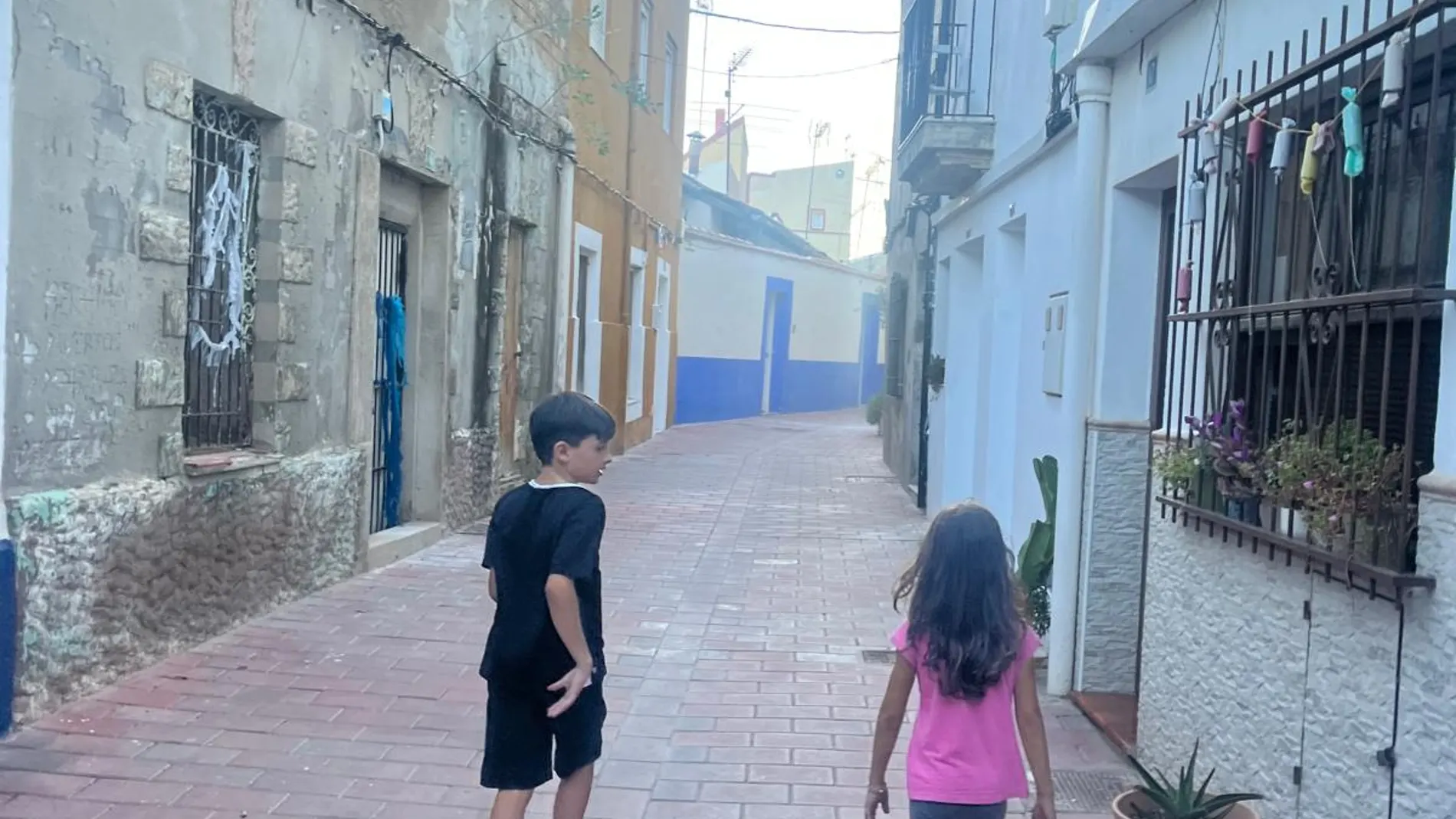 Imagen de una calle del Raval Roig, en Alicante, engalanada para las fiestas
