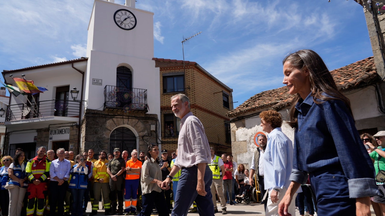 El Rey llama a visitar los pueblos afectados por los incendios en su visita a Extremadura