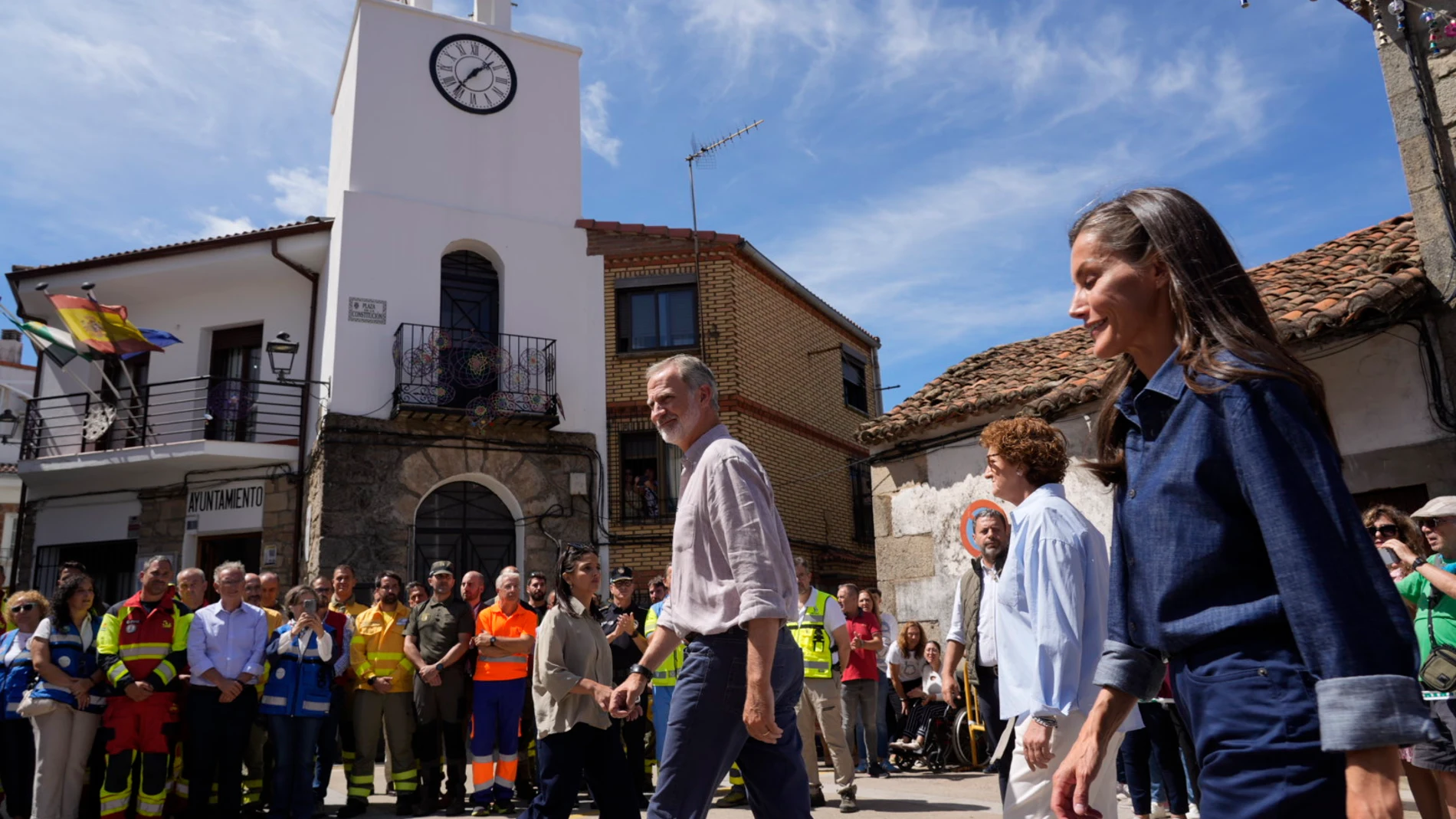 Los Reyes Felipe VI y Letizia durante su visita a Trasierra - Tierras de Granadilla, zona afectada por los incendios, a 29 de agosto de 2025, en Cabezabellosa, Cáceres, Extremadura (España). Durante su visita, han conocido de primera mano los daños sufridos por los incendios de este verano, así como las necesidades de los vecinos afectados.29 AGOSTO 2025;REYES;REBOLLAR;CABEZABELLOSA;HERVÁS;CÁCERES;EXTREMADURA;INCENDIOS;FELIPE VI;LETIZIACarlos Criado / Europa Press29/08/2025