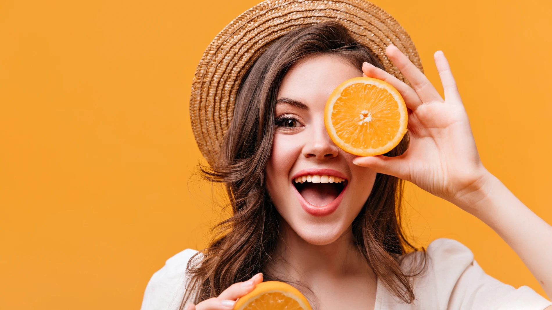 Mujer con naranja feliz