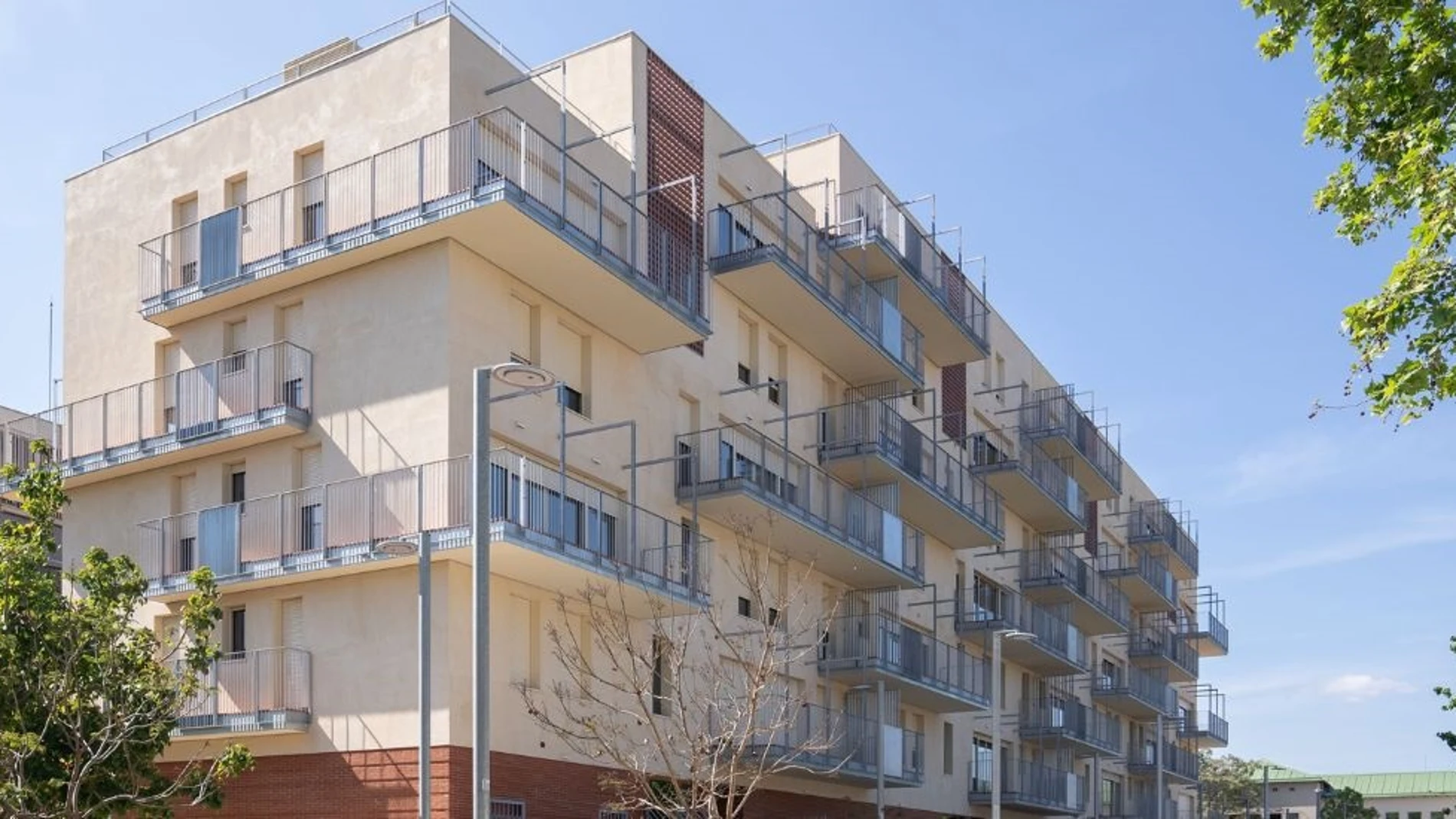 Imagen de un edificio de vivienda pública de Barcelona. REMITIDA / HANDOUT por AYUNTAMIENTO DE BARCELONA Fotografía remitida a medios de comunicación exclusivamente para ilustrar la noticia a la que hace referencia la imagen, y citando la procedencia de la imagen en la firma 29/08/2025