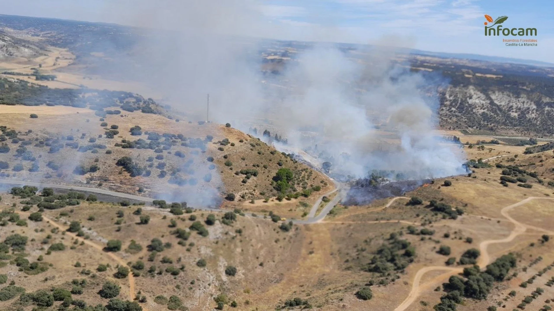 Sucesos.- Servicios de extinción de C-LM trabajan para extinguir los incendios declarados en Hellín y Loranca de Tajuña