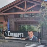 La pancarta desplegada por Hazte Oír en Andorra contra Pedro Sánchez y su corrupción