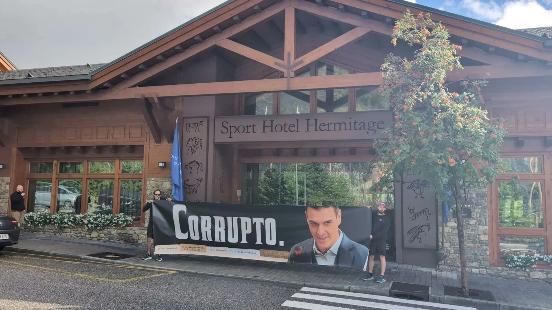 La pancarta desplegada por Hazte Oír en Andorra contra Pedro Sánchez y su corrupción
