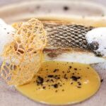  lubina @lacorunesahuesca con sopa de maíz dulce, un cremoso de coliflor y un aire de lima