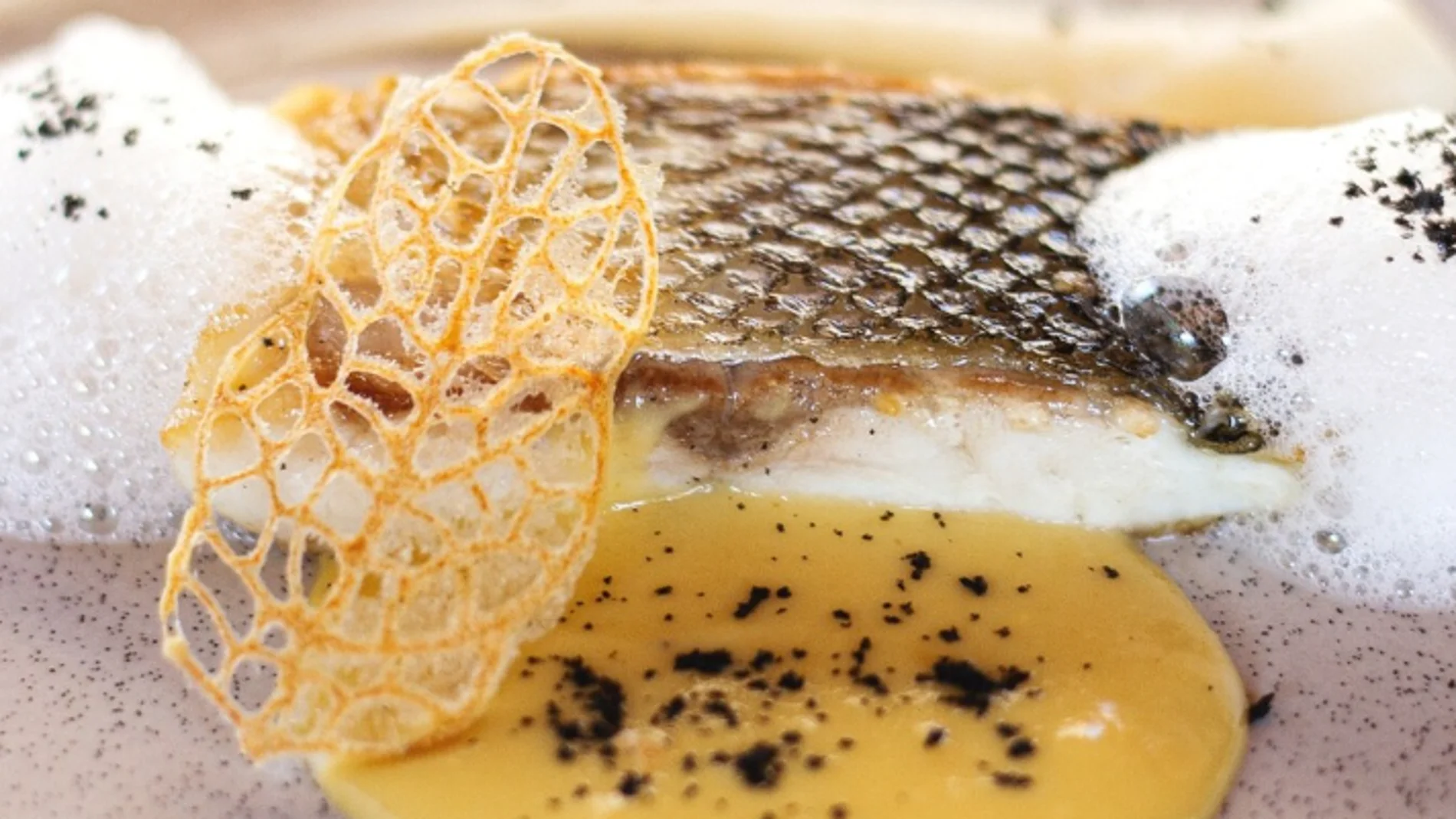 lubina @lacorunesahuesca con sopa de maíz dulce, un cremoso de coliflor y un aire de lima