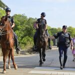 La alcaldesa en funciones, Ferrer San Segundo, junto a la unidad de caballeria de la Policía Local que patrulla por El Saler