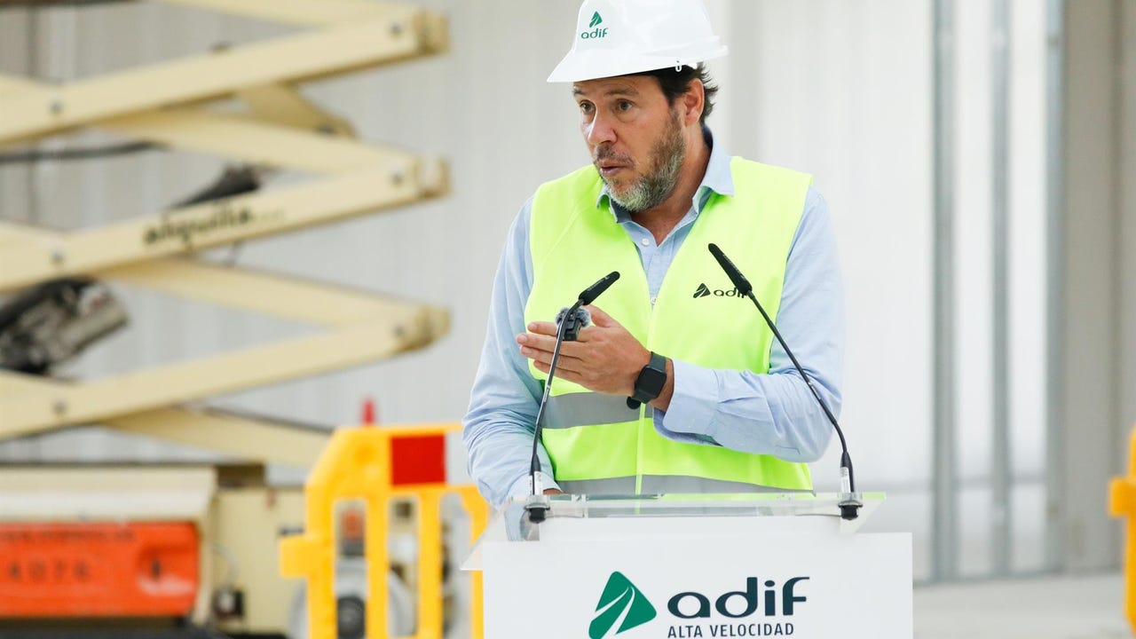 La mala suerte con el "timing" de Puente: alardea de la alta velocidad solo horas antes de que un tren se incendie e interrumpa la alta velocidad a Andalucía