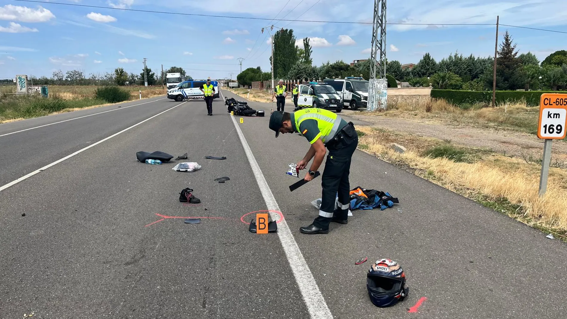 Un agente de la Guardia Civil en el lugar de los hechos