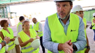 MURCIA, 29/08/2025.- El ministro de Transportes y Movilidad Sostenible, &Oacute;scar Puente, visita las nuevas instalaciones ferroviarias de la estaci&oacute;n Murcia del Carmen, una infraestructura estrat&eacute;gica tanto para la capital murciana como para el desarrollo de la nueva L&iacute;nea de Alta Velocidad Murcia-Almer&iacute;a. EFE/Juan Carlos Caval 