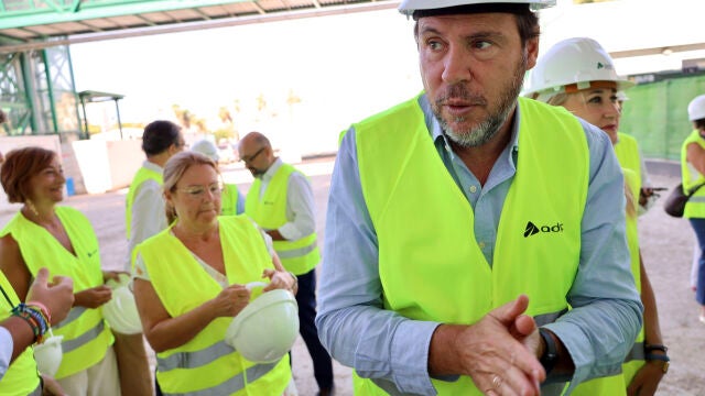 MURCIA, 29/08/2025.- El ministro de Transportes y Movilidad Sostenible, &Oacute;scar Puente, visita las nuevas instalaciones ferroviarias de la estaci&oacute;n Murcia del Carmen, una infraestructura estrat&eacute;gica tanto para la capital murciana como para el desarrollo de la nueva L&iacute;nea de Alta Velocidad Murcia-Almer&iacute;a. EFE/Juan Carlos Caval 