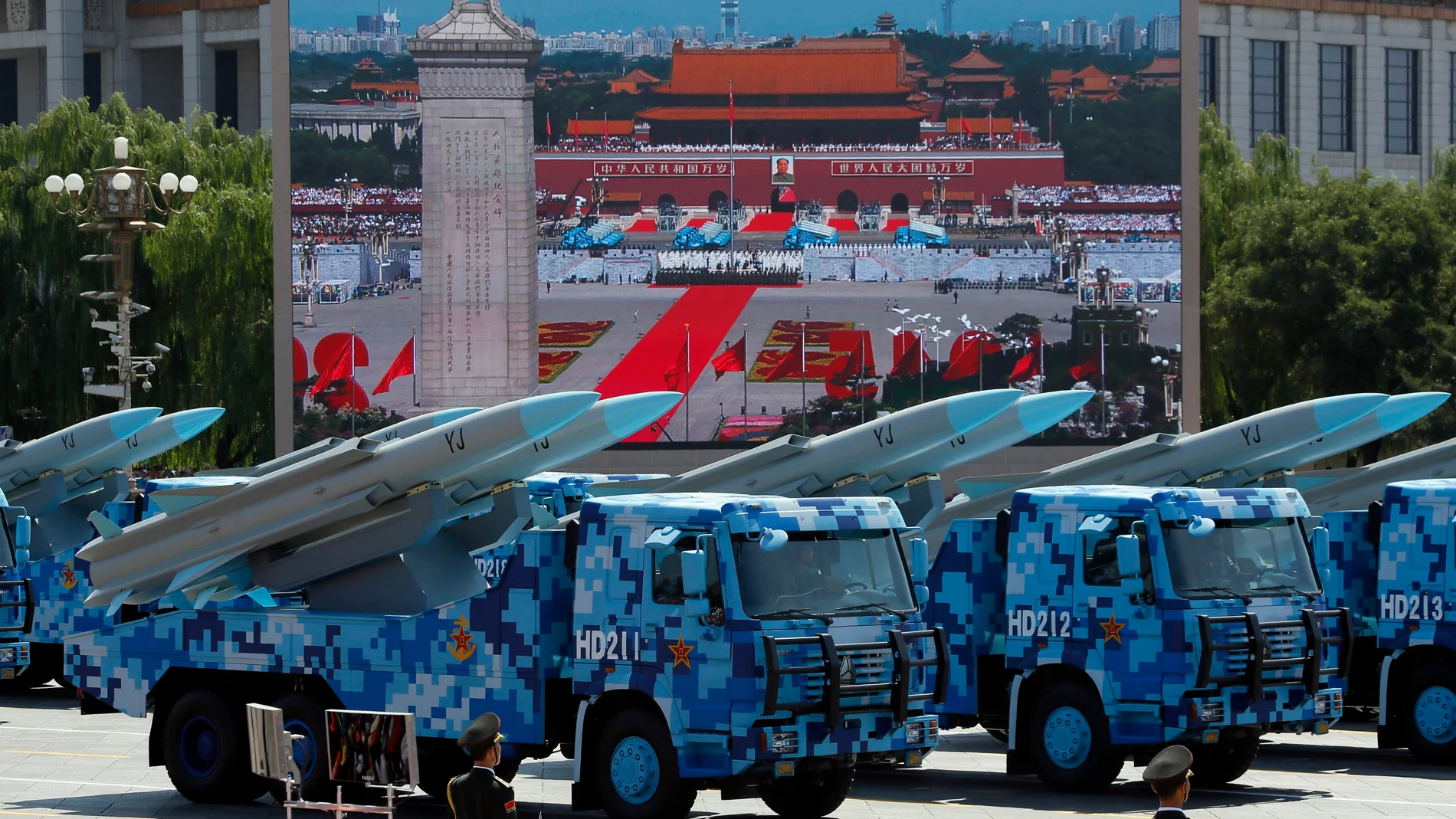 Vehículos militares transportan misiles de crucero antibuque YJ durante un desfile conmemorativo de la rendición de Japón durante la Segunda Guerra Mundial,