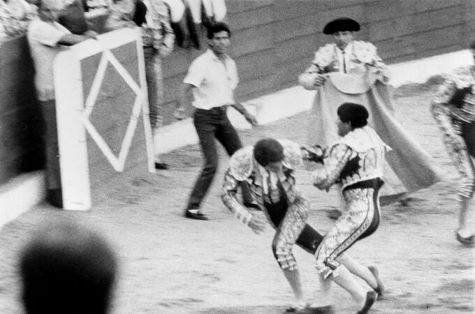 Colmenar Viejo (Madrid) 30-8-1985.- La cuadrillas del torero José Cubero "El Yiyo", ayuda al diestro que intenta levantarse y llegar a la barrera, tras sufir la cogida del sexto de la tarde, de nombre "Burlero", en la lidia celebrada en la plaza de Colmenar donde compartía cártel con Antoñete y José Luis Palomar. 