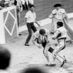 Colmenar Viejo (Madrid) 30-8-1985.- La cuadrillas del torero José Cubero "El Yiyo", ayuda al diestro que intenta levantarse y llegar a la barrera, tras sufir la cogida del sexto de la tarde, de nombre "Burlero", en la lidia celebrada en la plaza de Colmenar donde compartía cártel con Antoñete y José Luis Palomar. 
