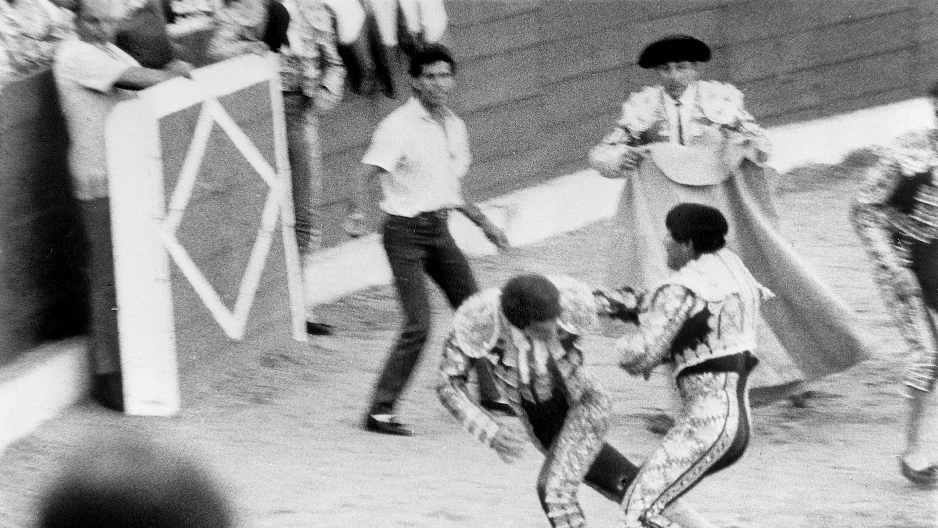 Colmenar Viejo (Madrid) 30-8-1985.- La cuadrillas del torero José Cubero "El Yiyo", ayuda al diestro que intenta levantarse y llegar a la barrera, tras sufir la cogida del sexto de la tarde, de nombre "Burlero", en la lidia celebrada en la plaza de Colmenar donde compartía cártel con Antoñete y José Luis Palomar.