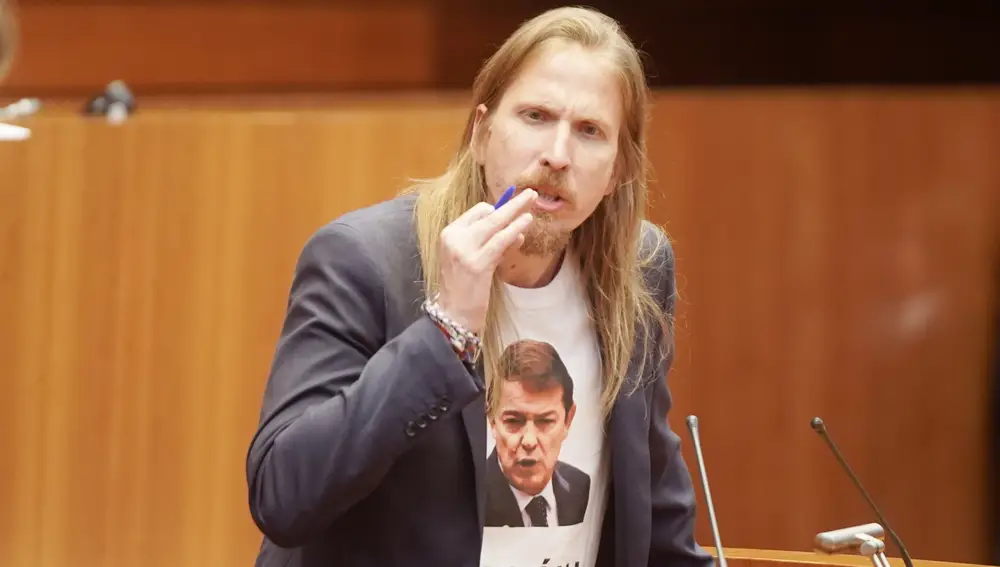 El procurador de Podemos, Pablo Fernández, durante el Pleno extraordinario de las Cortes