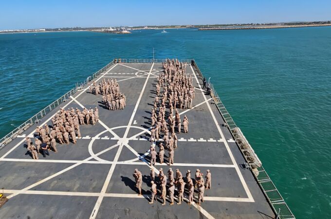 Formación de Infantería de Marina en la cubierta del BAC "Galicia". Formación de Infantería de Marina en la cubierta del BAC "Galicia".