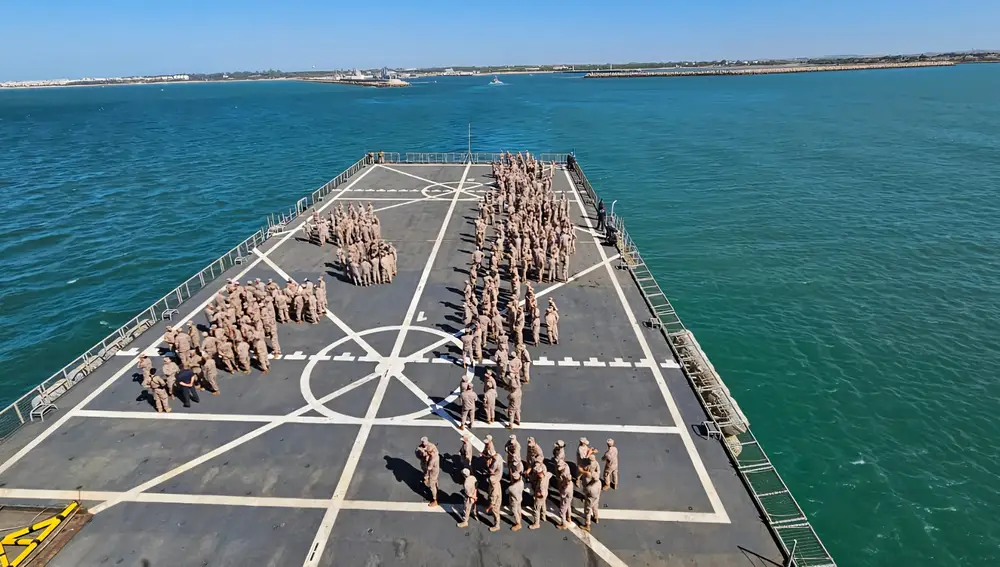 Formación de Infantería de Marina en la cubierta del BAC "Galicia".