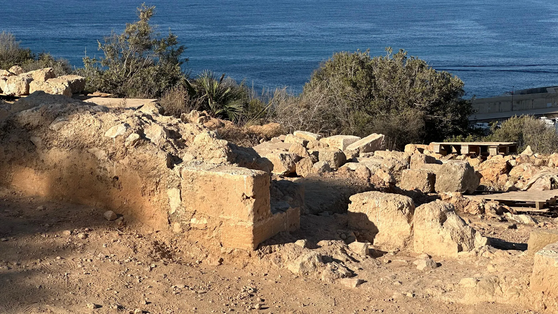 Restos de viviendas hallados en la campaña de excavaciones número 20 llevada a cabo por el Marq en el yacimiento Pobla d'Ifac de Calpe, al norte de la provincia de Alicante