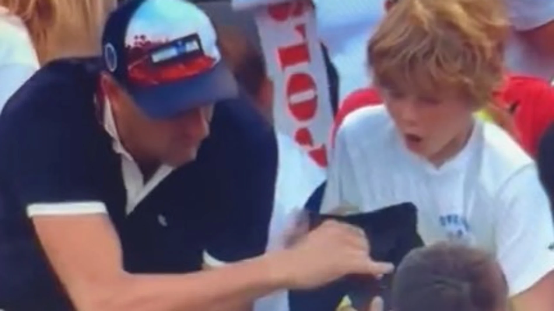 Así le robaron a un niño la gorra de Kamil Majchrzak