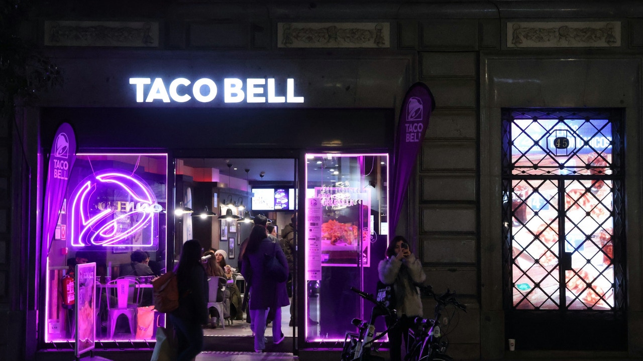 Taco Bell ya se arrepiente de su camarero-robot: la IA que iba a revolucionar sus restaurantes es un desastre lleno de fallos, quejas y 'trolls'