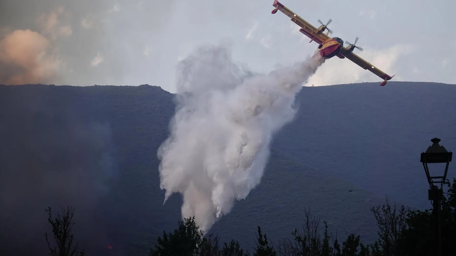 Sucesos.- Desciende a nivel de gravedad 0 el incendio en Anllares del Sil (León)