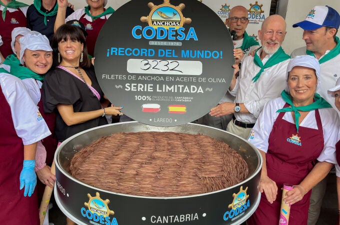La lata de conservas más grande del mundo, con 3.232 anchoas, es de Laredo (Cantabria)