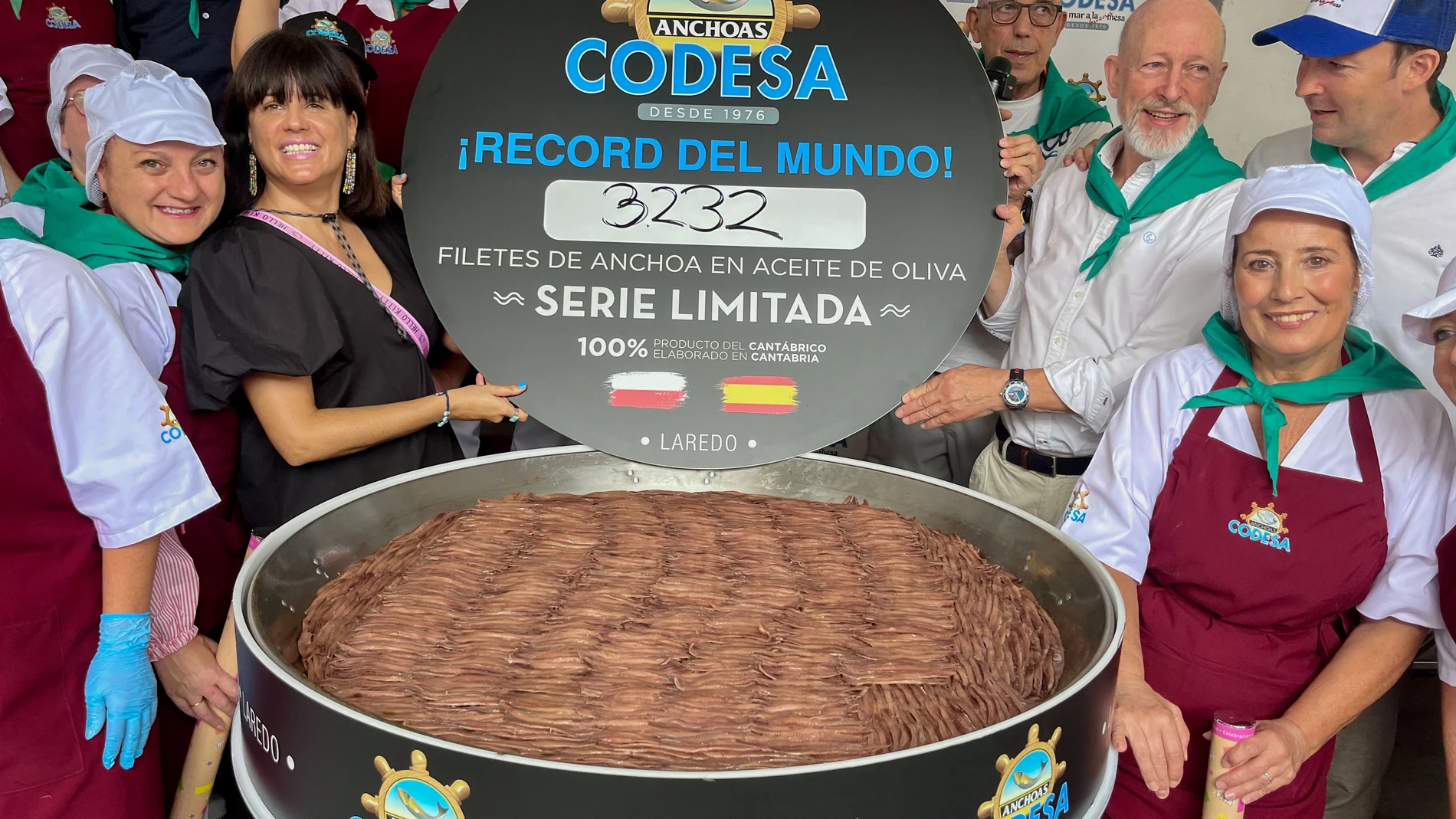 LAREDO (CANTABRIA), 29/08/2025.- En Laredo, se ha culminado este viernes el reto de elaborar la lata de conservas más grande del mundo, con 3.232 anchoas confeccionadas bajo los cánones tradicionales, para dar visibilidad tanto al valor artesanal como a uno de los activos gastronómicos estrella del municipio y de Cantabria. EFE/ Miguel Ramos
