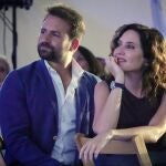 El presidente del PP de Asturias, Álvaro Queipo, junto a la presidenta de la Comunidad de Madrid, Isabel Díaz Ayuso, en el acto de entrega del premio Tomás Acuña, en Llanes.