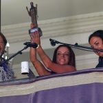 Pregón popular de las fiestas de San Antolín de Palencia a cargo de la arbitra internacional palentina, Marta Huerta de Aza desde el balcón del Ayuntamiento, en la imagen recibe un Cristo del Otero con un silbato, flanqueada por el concejal de Fiestas Francisco Fernández; y la alcaldesa Miriam Andrés