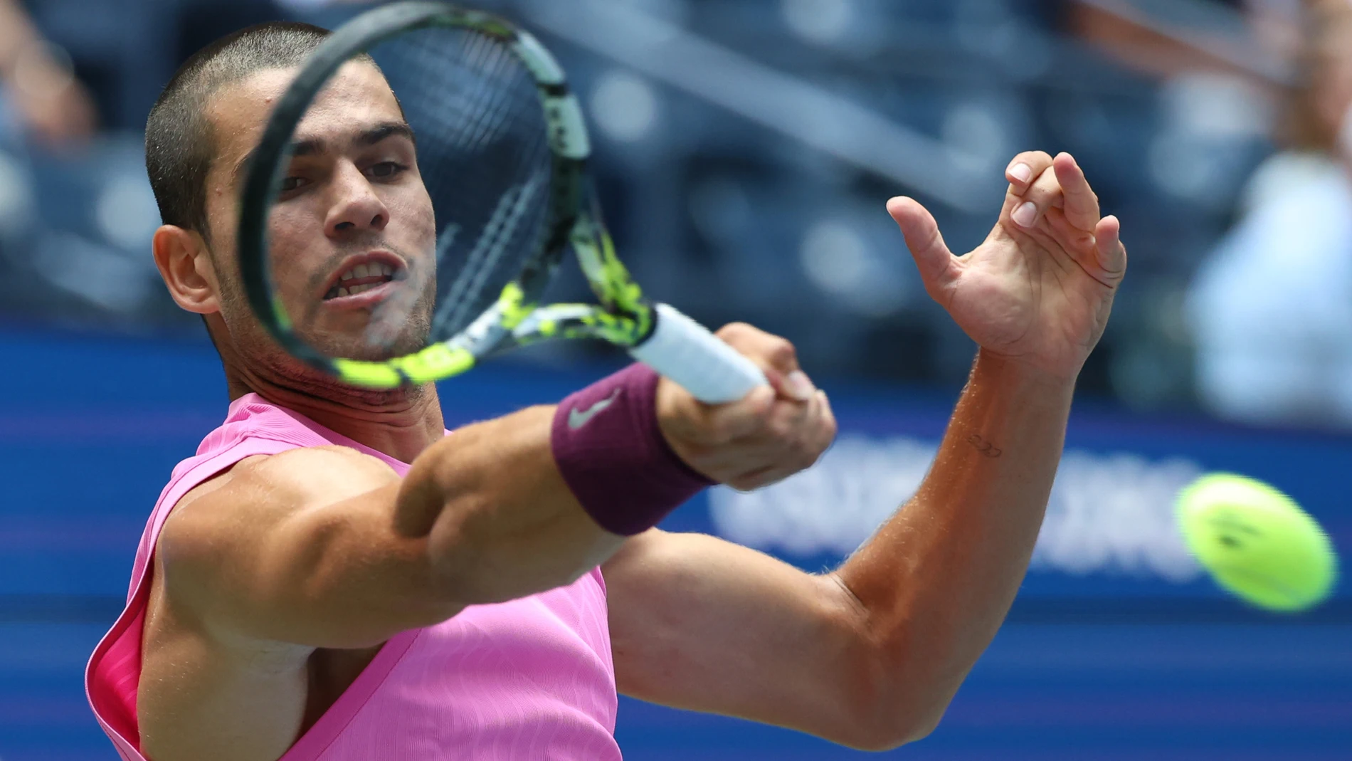 29 August 2025, US, New York: Spanish tennis player Carlos Alcaraz in action against Italy's Luciano Darderi during their men's singles thid round match of the 2025 US Open tennis tournament at USTA Billie Jean King National Tennis Center. Photo: Marcin Cholewinski/ZUMA Press Wire/dpa Marcin Cholewinski/ZUMA Press Wi / DPA 29/08/2025 ONLY FOR USE IN SPAIN