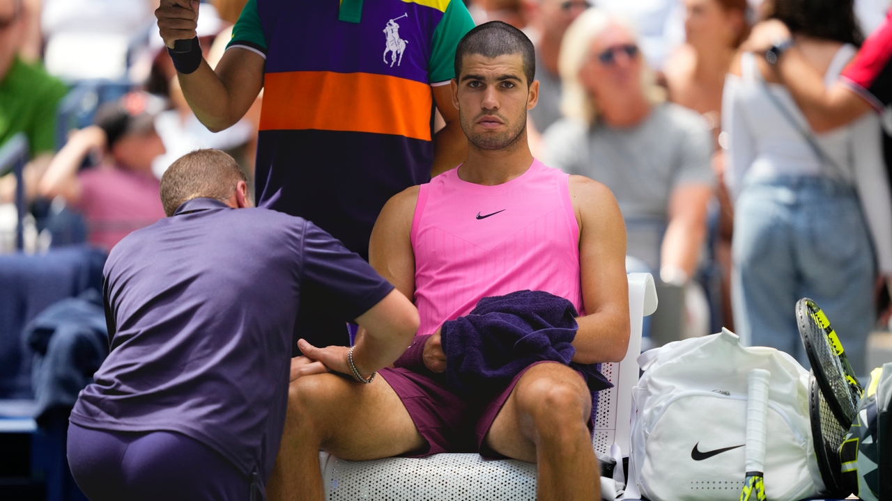 Alcaraz se mete en octavos del US Open tras una paliza a Darderi... Pero esta vez con susto