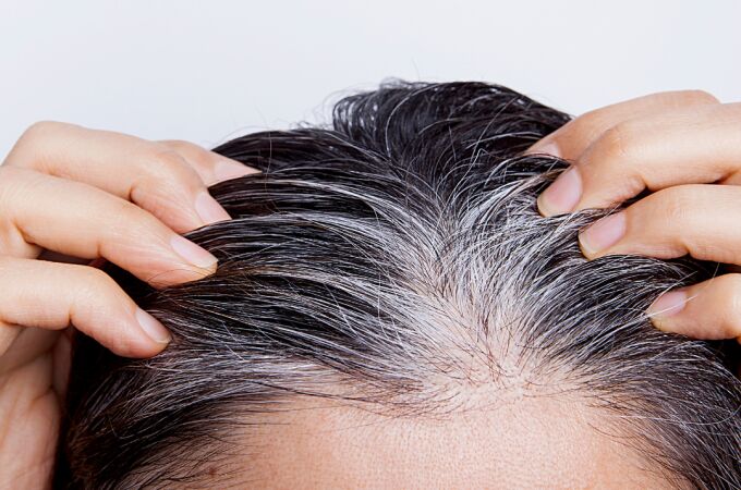 Adiós a los tintes químicos: cómo usar el vinagre de manzana para eliminar las canas