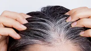 El mal hábito que está acelerando que te salgan canas y no lo sabes El mal hábito que está acelerando que te salgan canas y no lo sabes