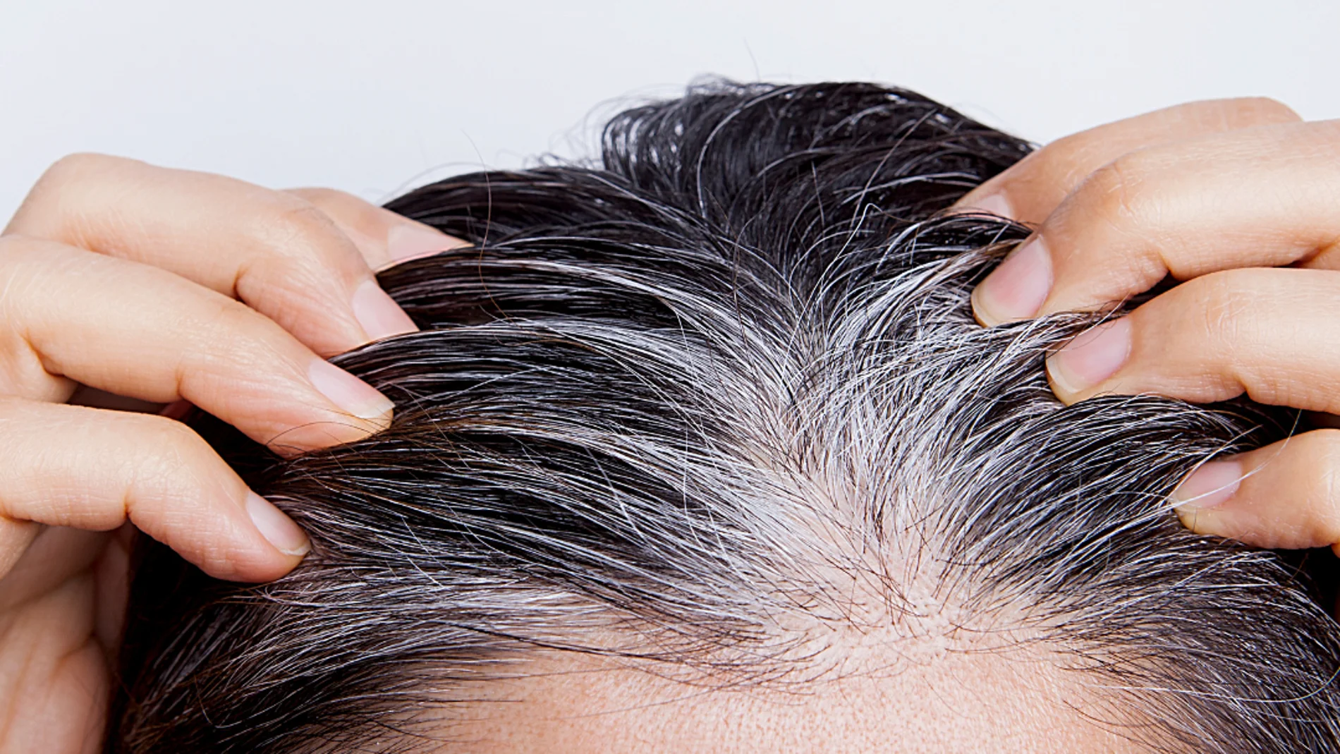 Adiós a los tintes químicos: cómo usar el vinagre de manzana para eliminar las canas
