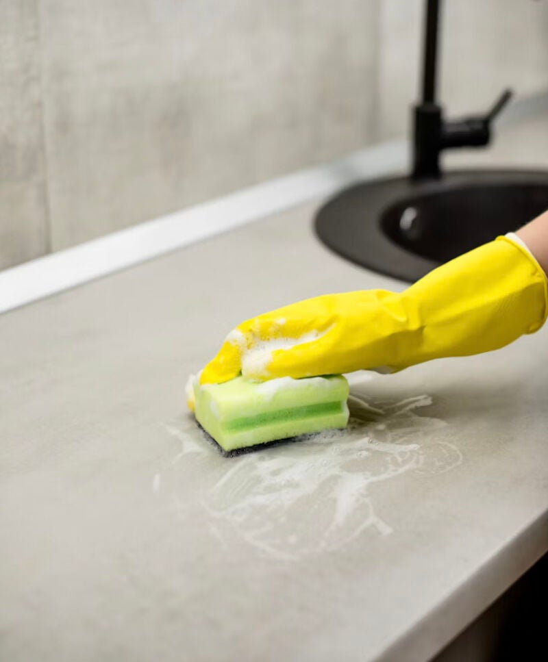 ¿Para qué sirve la mezcla de agua oxigenada y detergente líquido? Una aliada eficiente para la limpieza del hogar