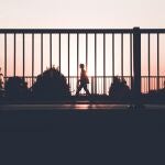 ¿Qué significa caminar con las manos detrás de la espalda, según la psicología?