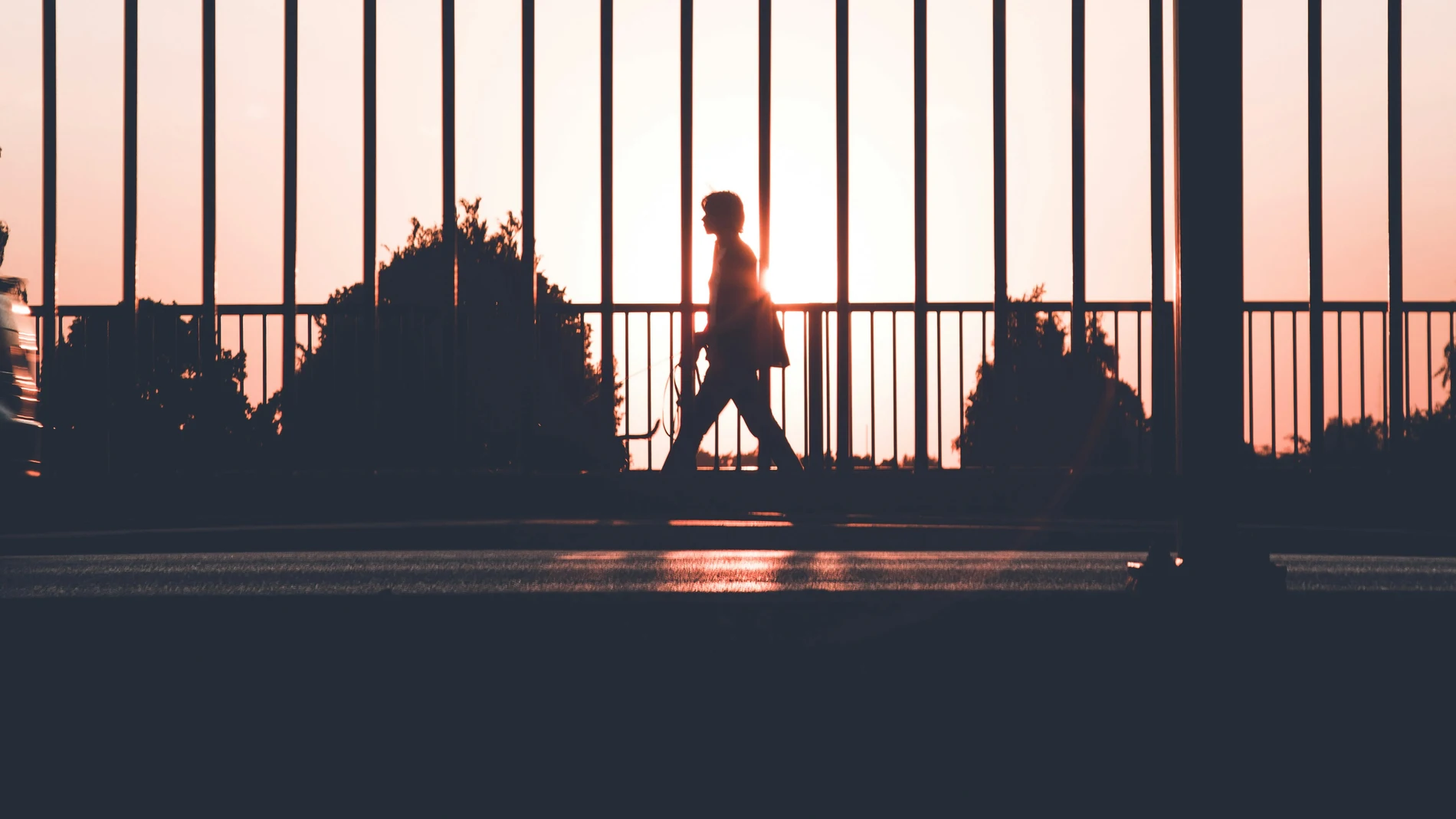 ¿Qué significa caminar con las manos detrás de la espalda, según la psicología?