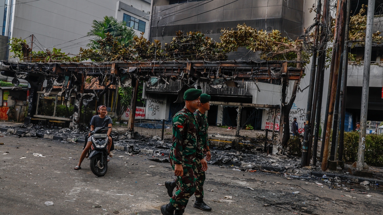 Tres muertos en un incendio durante una protesta en Indonesia