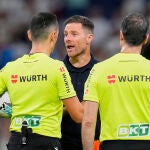 Xabi Alonso habla con Sánchez Martínez en el Real Madrid-Mallorca
