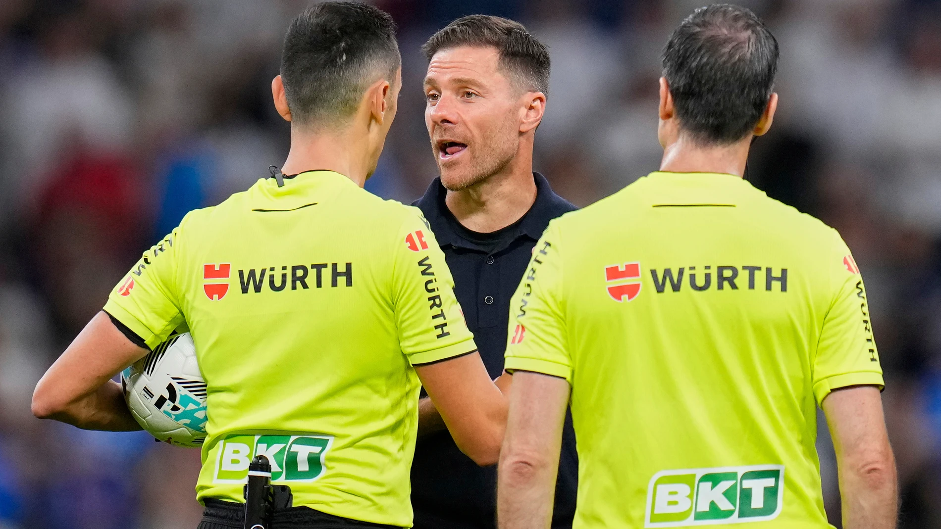 Referee José María Sánchez Martínez, left, speaks with Real Madrid's head coach Xabi Alonso at the end of the Spanish La Liga soccer match between Real Madrid and Mallorca in Madrid, Saturday, Aug. 30, 2025. (AP Photo/Manu Fernandez)
